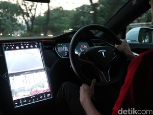 Tesla Mau Bikin Baterai Lithium Terbesar di Dunia