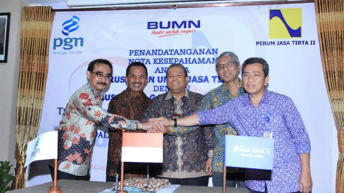 Duet PT Perusahaan Gas Negara (Persero) Tbk (PGN) menjalin kerja sama dengan Perusahaan Umum Jasa Tirta (PTJ) II/Foto: Dok PGN Duet PT Perusahaan Gas Negara (Persero) Tbk (PGN) menjalin kerja sama dengan Perusahaan Umum Jasa Tirta (PTJ) II/Foto: Dok PGN