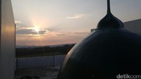 Sunset dilihat dari atap Masjid Kapal saat ngabuburit di Semarang. Lantai 3 masih belum difungsikan karena masih penyelesaian termasuk lantai teratas atau rooftop (Angling/detikTravel)