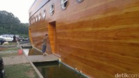 Masjid yang dibangun sejak pertengahan tahun 2015 itu memang menarik. Temboknya dilukis menyerupai kayu (Angling/detikTravel)
