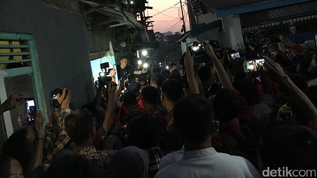  Jokowi Bagi-bagi Sembako di Kampung Warung Jambu Bogor