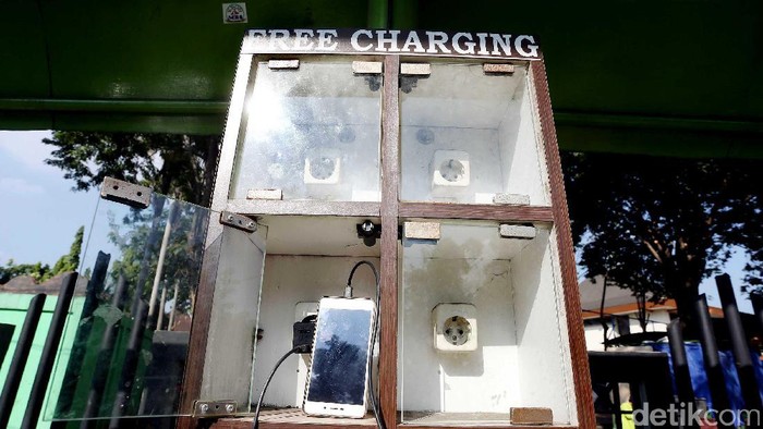 Pemerintah Kota Bekasi sediakan fasilitas berupa lemari colokan charger ponsel gratis.