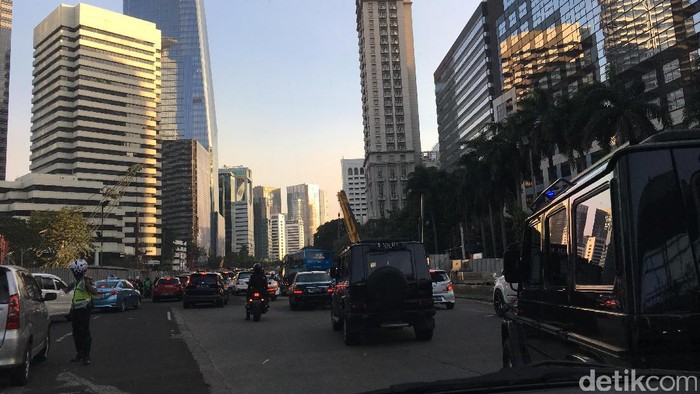 Iring-iringan Mobil Jokowi Terjebak Macet Jakarta