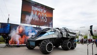 Sebuah tempat peluncuran roket milik NASA, Kennedy Space Center baru saja membuka festival Summer of Mars dengan memamerkan Mars Rover Concept. Sebuah tempat peluncuran roket milik NASA, Kennedy Space Center baru saja membuka festival Summer of Mars dengan memamerkan Mars Rover Concept.