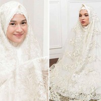 Sebelum Syahrini, aktris Dian Sastrowardoyo juga pernah merilis mukena mewah berharga jutaan rupiah. Pada 2017, Dian merilis mukena melalui label Vyladira. Dian Sastrowardoyo menawarkan berbagai mukena premium dengan desain cantik. Selain renda, mukena yang pada saat itu dijual seharga Rp 4,5 juta tersebut juga dipercantik dengan manik-manik. Foto: Instagram