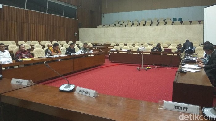 Pansus Angket KPK Rapat Perdana, Desmond Cek Surat dari Miryam