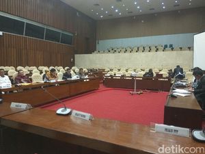 Pansus Angket KPK Rapat Perdana, Desmond Cek Surat dari Miryam