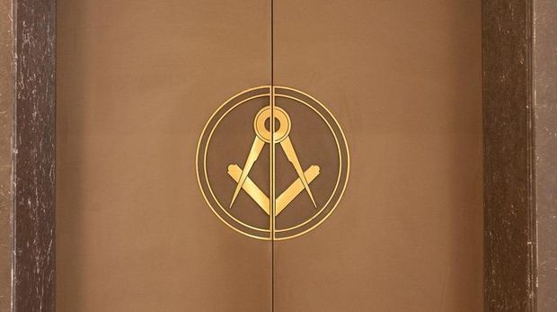Simbol Freemason di pintu gedung (marcianoartfoundation.org)