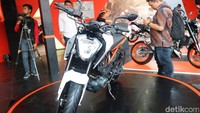 Masih di awal Juni, Produsen motor asal Austria, KTM, meluncurkan dua motorsport barunya berbarengan, yakni KTM Duke 250 dan KTM 390 anyar, yang hadir dengan desain lebih futuristik dan fitur yang lengkap di kelasnya. Foto: Dina Rayanti
