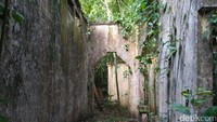 Walaupun tinggal setengah bangunan, tapi lorong-lorong rumah sakit masih tetap terlihat. Suasanan lorong ini pun bikin bulu kuduk bergidik (Bonauli/detikTravel)