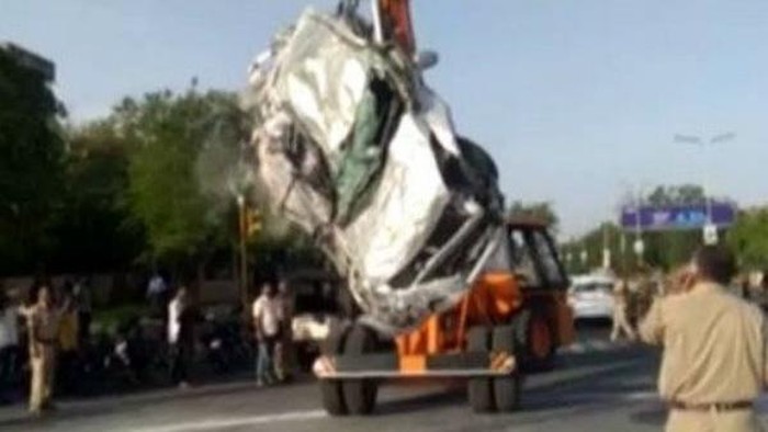 Mobil Gepeng Tertimpa Truk Garam
