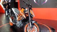 KTM Duke 390 bisa menghasilkan tenaga 43,5 PS dan torsi maksimum hingga 37 Nm.