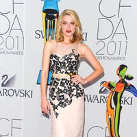 Feminin dengan gaun aksen bunga bernuansa monokrom. Foto: Getty Images