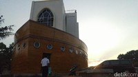 Masjid Kapal ini berdiri di atas lahan seluas 4.000 m2. Jika sudah selesai, nantinya juga akan dilengkapi bangunan klinik di sisi Selatan (Angling/detikTravel)