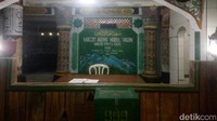 Meja pendaftaran di pintu sebelum masuk ke ruangan masjid. Pengunjung diminta untuk mengisi buku tamu dan memberikan sumbangan untuk pembangunan masjid (Syanti/detikTravel)