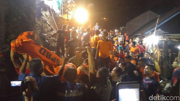 Jenazah Budi Purwanto dievakuasi. 