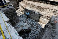 Penggalian situs Suku Aztec di Meksiko  (Henry Romero/Reuters)
