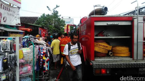 Gudang Toko Swalayan Terbakar di Bantul Gudang Toko Swalayan Terbakar di Bantul
