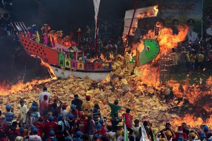 Festival Bakar Tongkang, 47 Ribu Wisatawan Serbu Riau