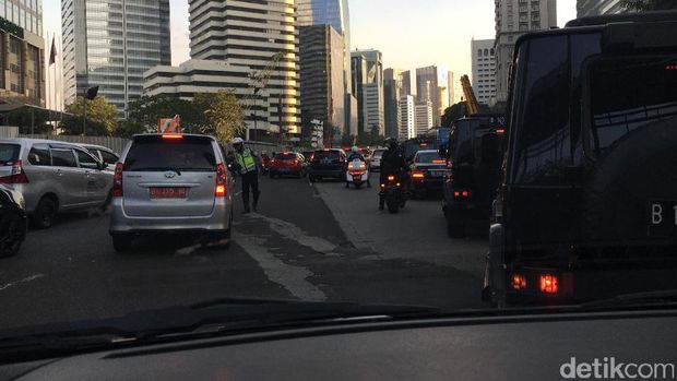 Iring-iringan Mobil Jokowi Terjebak Macet Jakarta