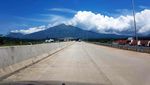 Gerbang Tol Salatiga Berlatar Gunung Merbabu