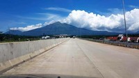 Di balik pengerjaannya yang cukup sulit, pemandangan alam pegunungan bakal memanjakan mata di seksi 3, selepas pintu tol Bawen yang merupakan lajur awal dari seksi Bawen-Salatiga. Jika dari arah Semarang, di sebelah kanan terbentang pemandangan Rawa Pening, sementara sebelah kiri merupakan hutan yang terbilang masih perawan. Pool/dok. PT Trans Marga Jateng.