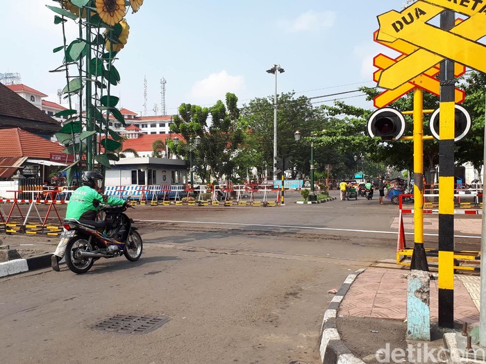 Pintu perlintasan kereta api (KA) di Yogyakarta dengan digeser yang unik dan satu-satunya ada di Indonesia