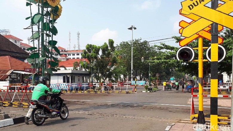 Pintu perlintasan kereta api (KA) di Yogyakarta dengan digeser yang unik dan satu-satunya ada di Indonesia Pintu perlintasan kereta api (KA) di Yogyakarta dengan digeser yang unik dan satu-satunya ada di Indonesia