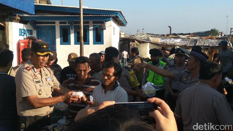 Polisi Bagikan 1.500 Takjil di Pelelangan Ikan Kalibaru Polisi Bagikan 1.500 Takjil di Pelelangan Ikan Kalibaru