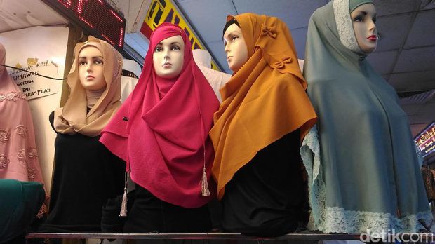 Pashmina Instan ala Rina Nose Dicari Pembeli Jelang Lebaran