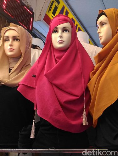 Pashmina Instan ala Rina Nose Dicari Pembeli Jelang Lebaran