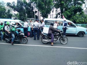 Kesal Mobilnya Diderek, Pria Ini Adu Mulut dengan Petugas