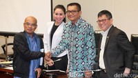 Anggota F-Gerindra Desmond J Mahesa berjabat tangan dengan Ketua Pansus Agun Gunandjar. Desmond hadir untuk mengecek kebenaran surat dari Miryam S Haryani kepada Pansus.