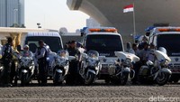 Dalam apel ini juga dilakukan penyematan perlengkapan peralatan operasional pada dua petugas perwakilan. Apel ini juga akan dilanjutkan dengan pengecekan kendaraan dan peralatan oleh Dirjen Hubdat.
