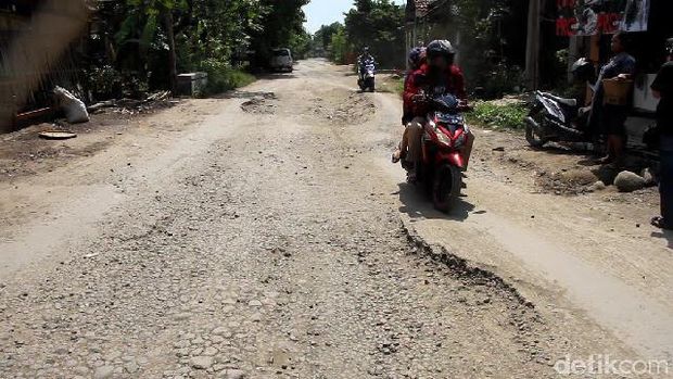 Jalan alternatif di Brebes rusak parah