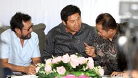(Ki-ka) Yorrys Raweyai, Maruarar Sirait, dan Ferry Juliantono berbincang di sela-sela pemaparan hasil survei.