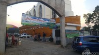 Masjid berbentuk kapal kayu ini berada di Desa Dadakan, Kecamatan Ngaliyan, Semarang. Saat Ramadan, masjid ini menjadi ramai apalagi di akhir pekan untuk ngabuburit di Semarang (Angling/detikTravel)