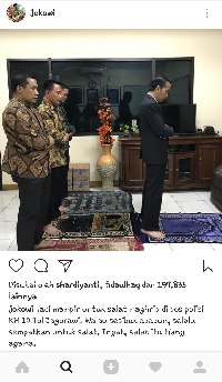 Jokowi Salat Berjamaah di Pos Polisi KM 10 Tol Jagorawi