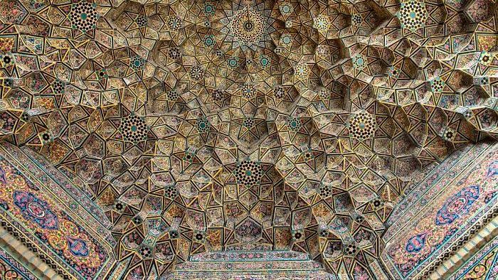 Masjid Nasir ol Molk yang berlokasi di Iran bisa jadi menjadi masjid terindah di dunia.