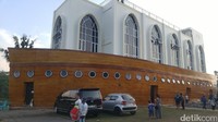 Sejak pukul 16.00 WIB warga yang datang mulai banyak untuk ngabuburit di Semarang. Mereka umumnya pendatang yang ingin berfoto dengan background Masjid Kapal (Angling/detikTravel)