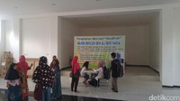 Lantai pertama untuk aula dan kini ada pengobatan alternatif setiap hari Sabtu, Minggu, Senin, dan Selasa oleh Habib Sholeh Bin Ali Bin Yahya (Angling/detikTravel)