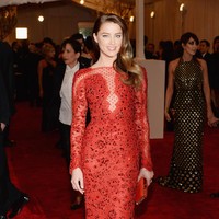 Gaun merah yang menggoda. Foto: Getty Images