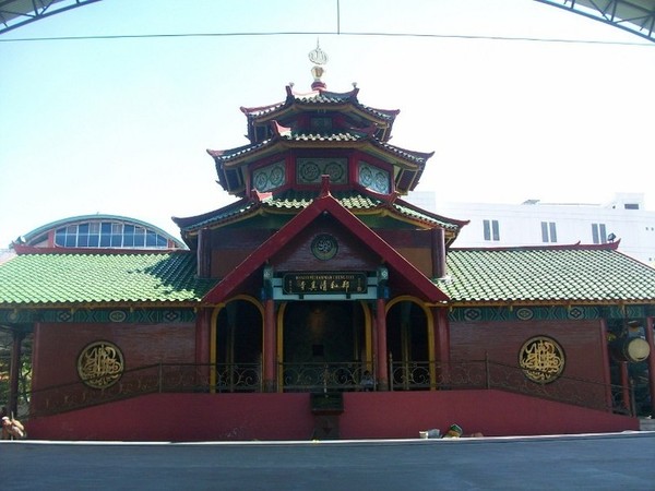 Masjid Cheng Ho Surabaya dibangun oleh para pengurus Persatuan Islam Tionghoa Indonesia (PITI) dan pengurus Yayasan Haji Muhammad Cheng Ho Jawa Timur serta tokoh masyarakat Tionghoa di Surabaya. Pembangunan masjid ini dibuat mirip seperti klenteng sebagai wujud penghormatan sosok laksamana Cheng Ho yang membawa misi perdamaian dan seorang muslim yang taat beribadah. (Rois/detikTravel) Masjid Cheng Ho Surabaya dibangun oleh para pengurus Persatuan Islam Tionghoa Indonesia (PITI) dan pengurus Yayasan Haji Muhammad Cheng Ho Jawa Timur serta tokoh masyarakat Tionghoa di Surabaya. Pembangunan masjid ini dibuat mirip seperti klenteng sebagai wujud penghormatan sosok laksamana Cheng Ho yang membawa misi perdamaian dan seorang muslim yang taat beribadah. (Rois/detikTravel)