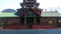 Masjid Cheng Ho Surabaya dibangun oleh para pengurus Persatuan Islam Tionghoa Indonesia (PITI) dan pengurus Yayasan Haji Muhammad Cheng Ho Jawa Timur serta tokoh masyarakat Tionghoa di Surabaya. Pembangunan masjid ini dibuat mirip seperti klenteng sebagai wujud penghormatan sosok laksamana Cheng Ho yang membawa misi perdamaian dan seorang muslim yang taat beribadah. (Rois/detikTravel)