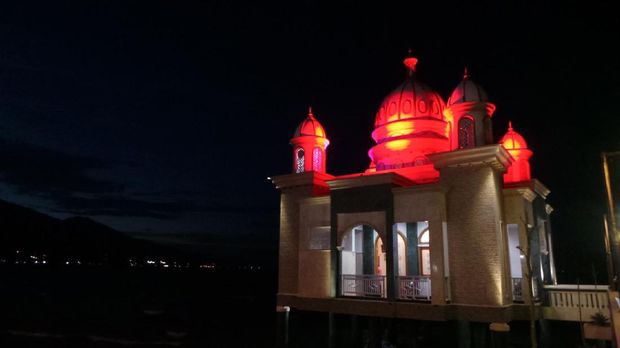 Cahaya warna-warni di kubah masjid terapung Palu