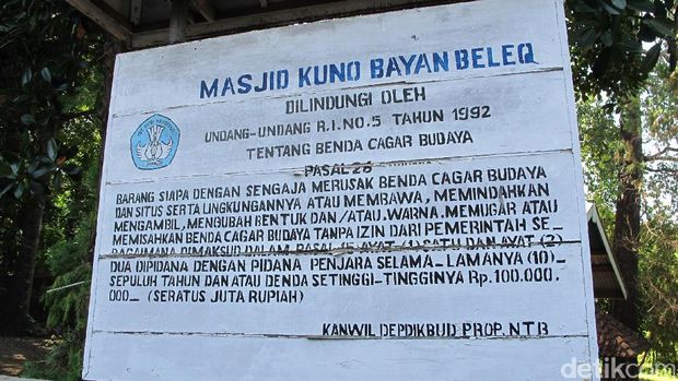 Papan informasi Masjid Bayan Beleg (Afif/detikTravel)