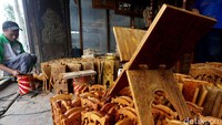 Pekerja nampak menyelesaikan proses finishing dari pembuatan rekal.