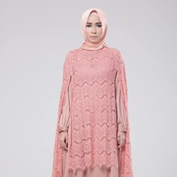 Model gamis lainnya datang dari desainer Miss Marina. Lihat sentuhan brokat yang menjadi luarannya memberikan kesan kekinian dan mewah. Foto: Situs HijUp