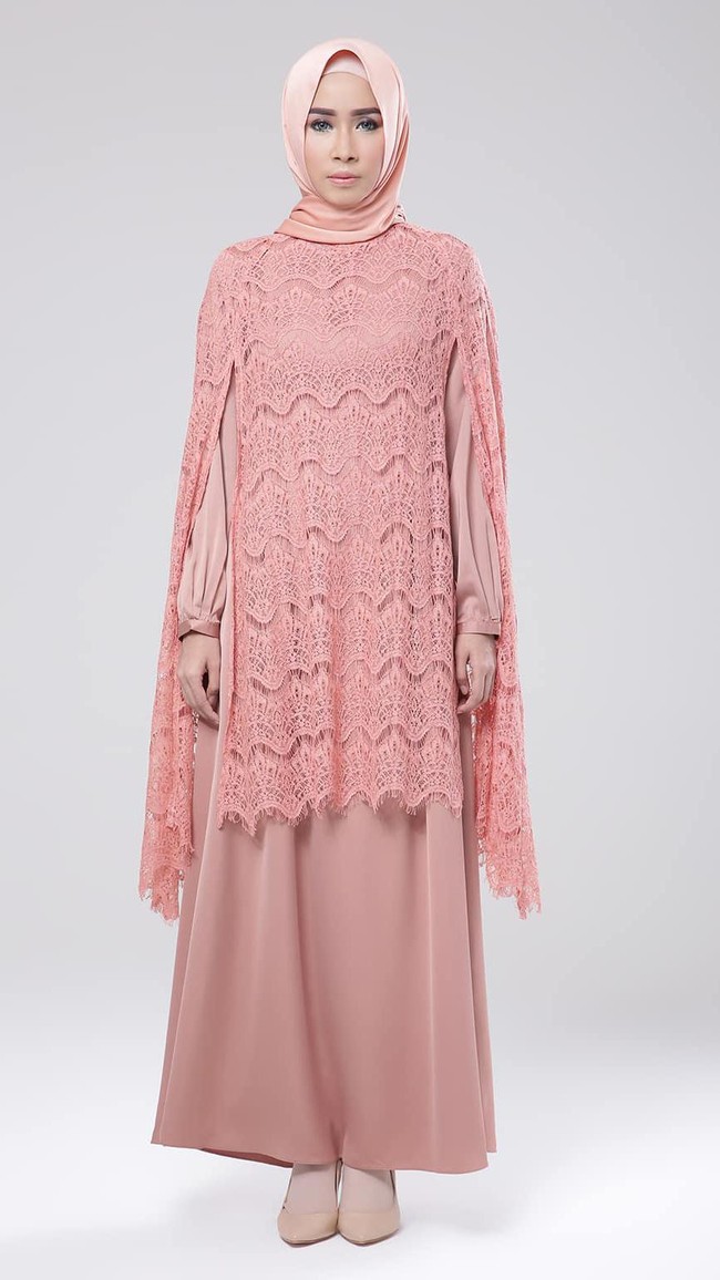 Model gamis lainnya datang dari desainer Miss Marina. Lihat sentuhan brokat yang menjadi luarannya memberikan kesan kekinian dan mewah. Foto: Situs HijUp