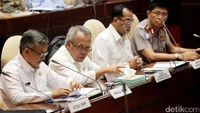 Dalam rapat kali ini, pemerintah dihadiri oleh Menteri Pekerjaan Umum dan Perumahan Rakyat (PUPR), Basuki Hadimuljono, Menteri Perhubungan, Budi Karya Sumadi, Kepala BMKG, Basarnas, dan juga perwakilan Polantas.